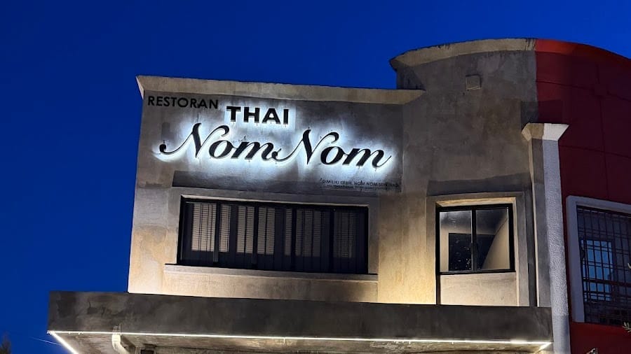 Mount Austin outlet: “THAI NomNom” signboard on the facade at dusk
